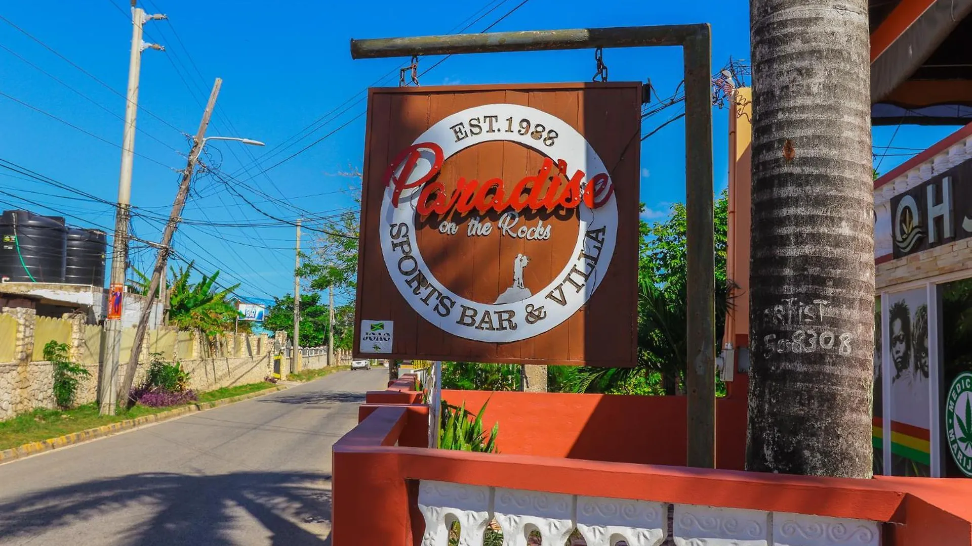 Paradise On The Rocks Hotel ネグリル